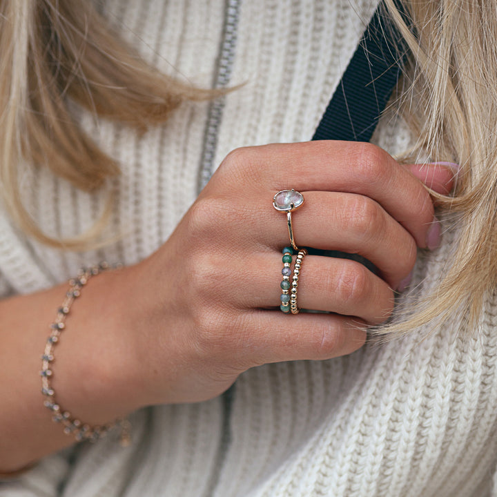 Ring met stenen kralen