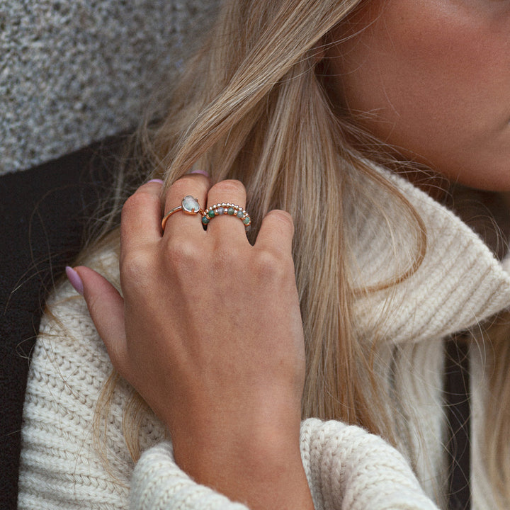 Ring met stenen kralen