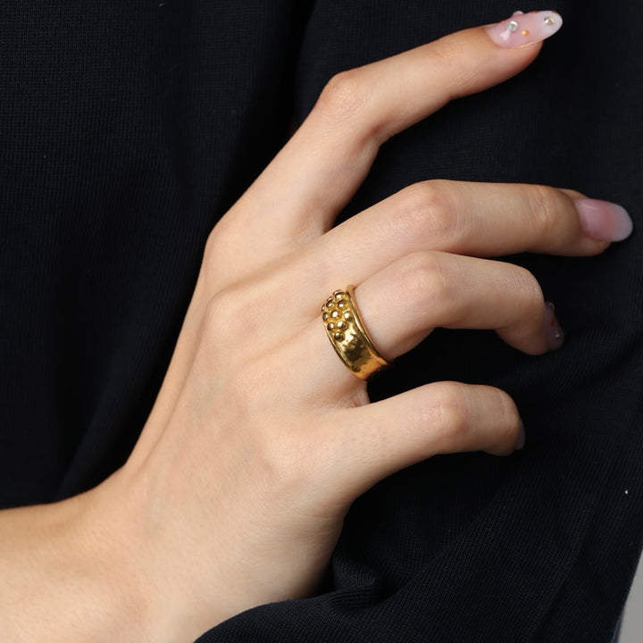 Iben – statement ring van roestvrij staal, goud | Timi of Sweden