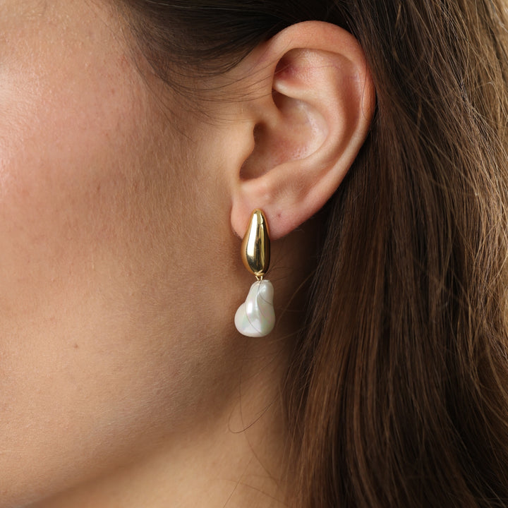 Joy – elegant stud earrings in stainless steel, gold | Timi of Sweden